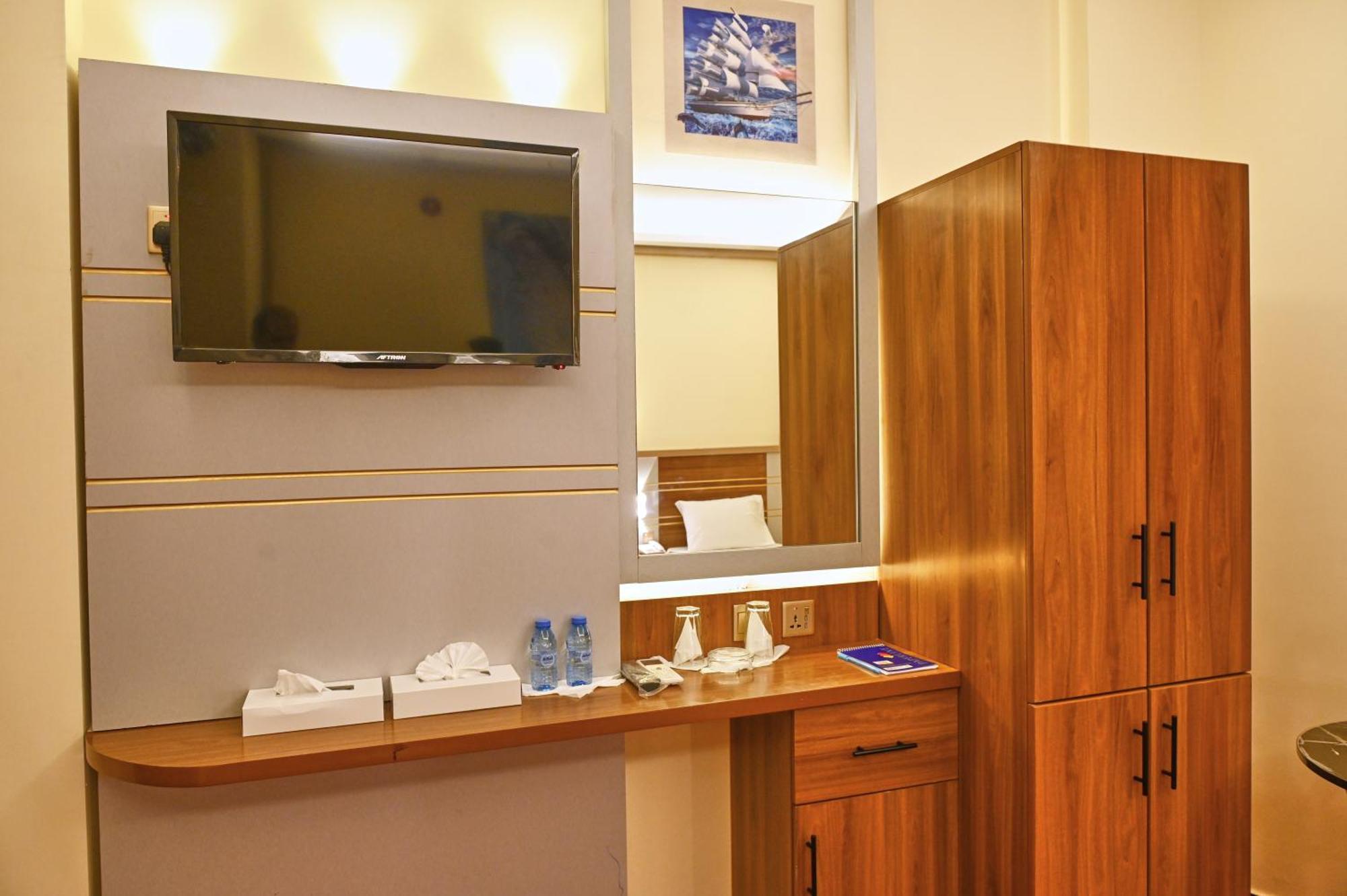 Tanha Palace Hotel *